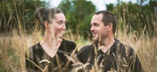 Portrait de Jérémie et Énora Villieu souriants.