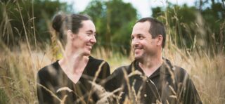 Portrait de Jérémie et Énora Villieu souriants.